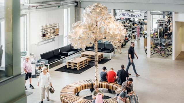 Inside the World’s First Shopping Mall Where Nothing Is New