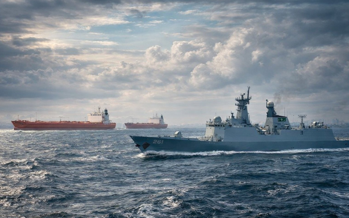 Pakistan Navy Escorts Oil Tankers from Fujairah to Karachi