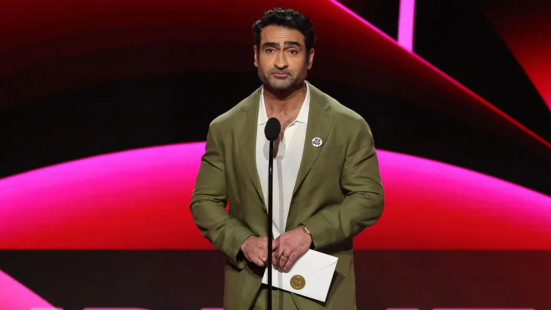 Kumail Nanjiani Gets Emotional Discussing Treatment of Immigrants in the U.S.