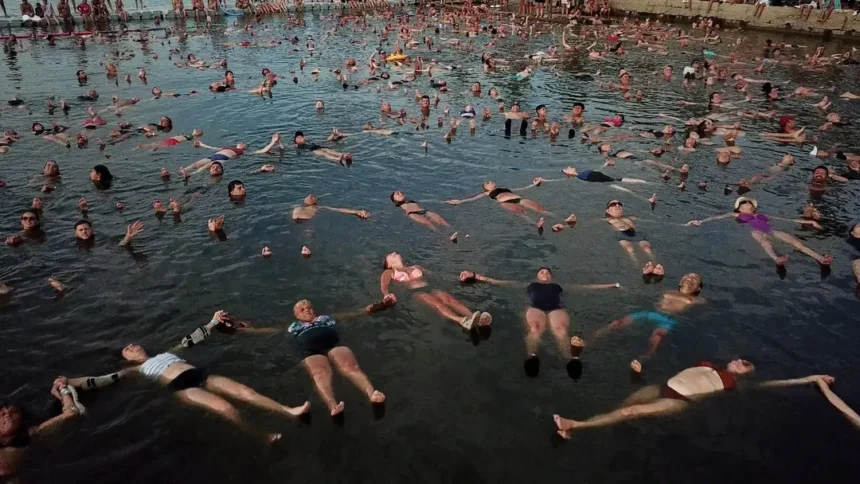 Argentina Hosts Mass Floating Attempt for Guinness World Record