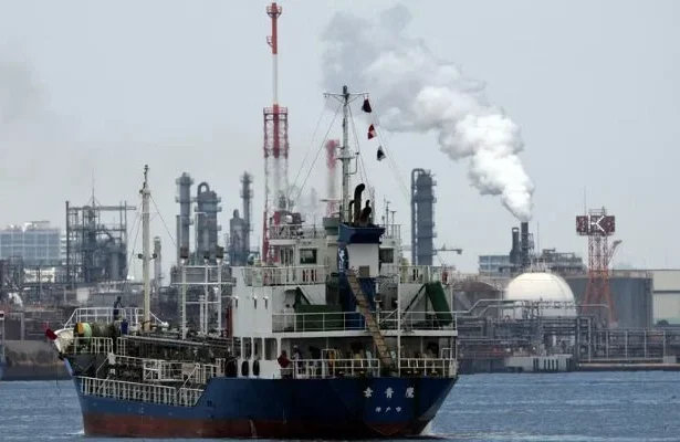 Oil Prices Crash 10% as Strait of Hormuz Reopens