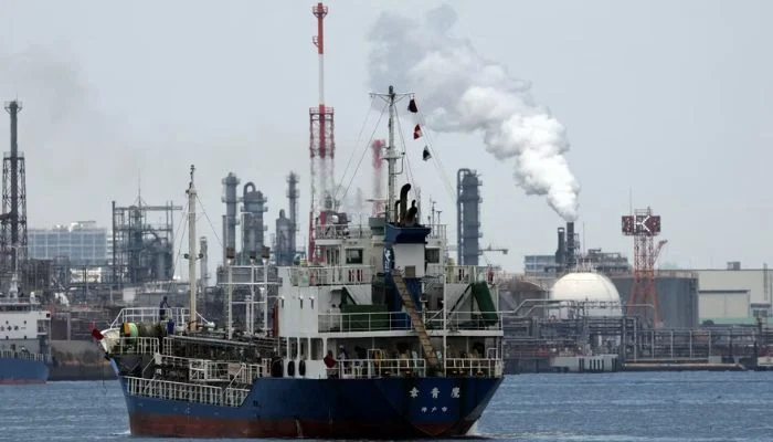 Oil Prices Crash 10% as Strait of Hormuz Reopens