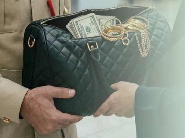 Dubai Police Return Bag With $20,000 and Gold at DXB