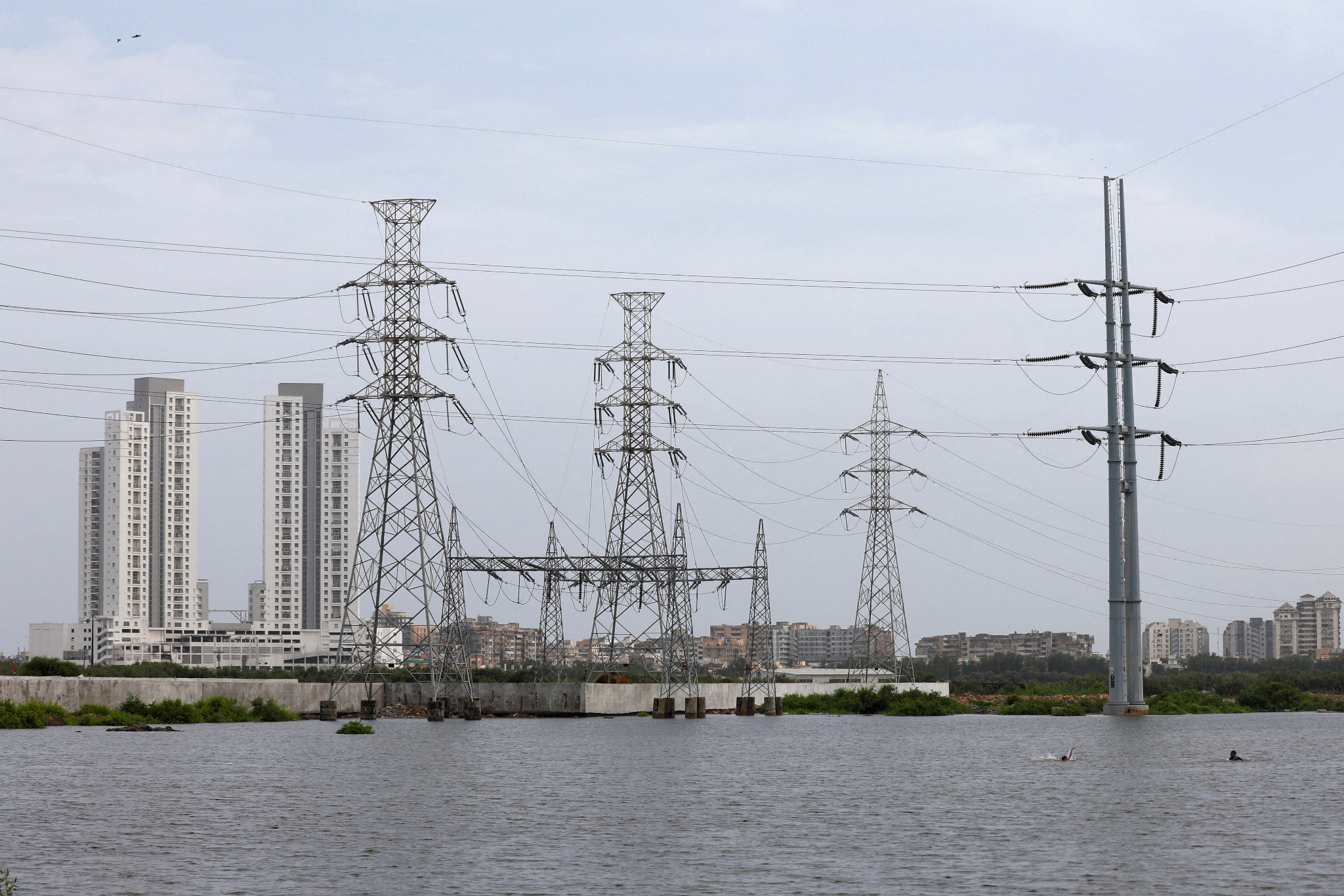 Pakistan Telecom Towers Shift to Solar Amid Power Crisis